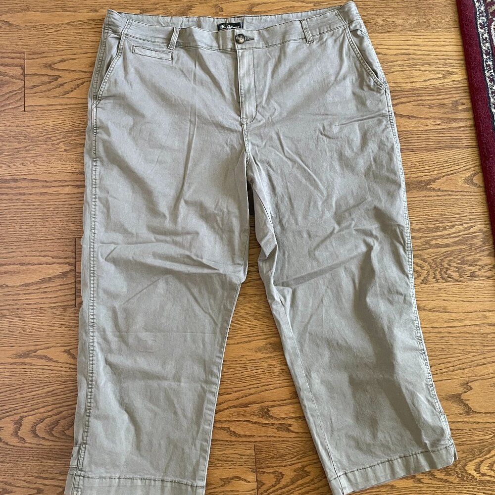 Reitmans Green Khaki Capri Pants